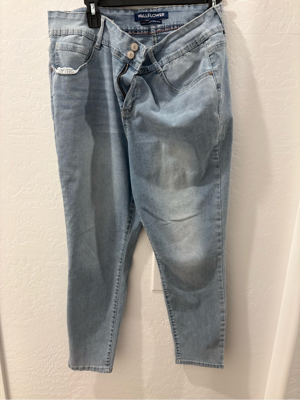 Wallflower Women's Light Wash Boyfriend Jeans